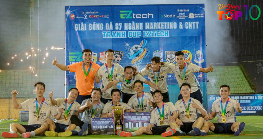 Le-be-mac-giai-bong-da-marketing-cntt-da-nang-tranh-cup-eztech-2025-top10danang