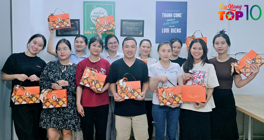 Top10danang-cung-trao-gui-yeu-thuong-den-tung-thanh-vien-top10danang