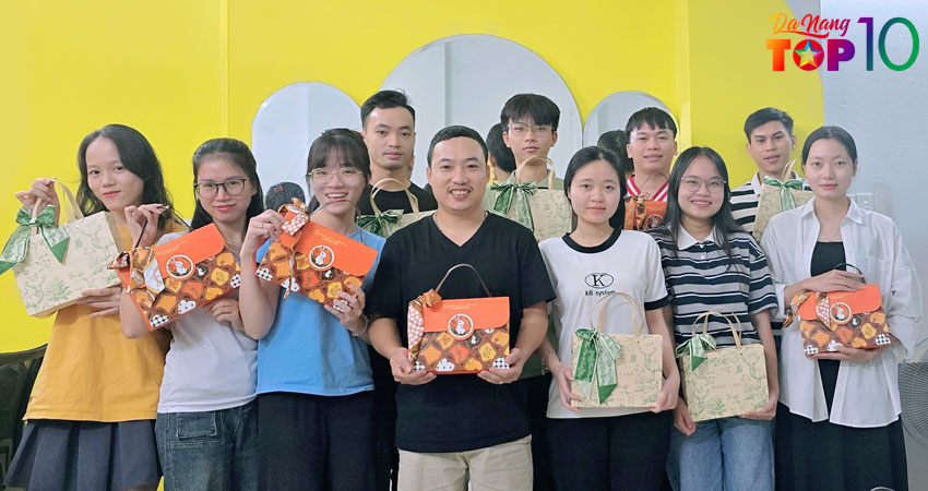 Top10danang-tri-an-nhan-vien-trao-gui-yeu-thuong-tet-doan-vientop10danang