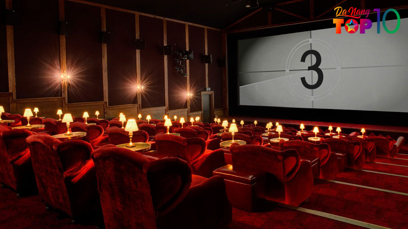 Tha-minh-vao-khong-gian-dien-anh-day-cam-xuc-top10danang