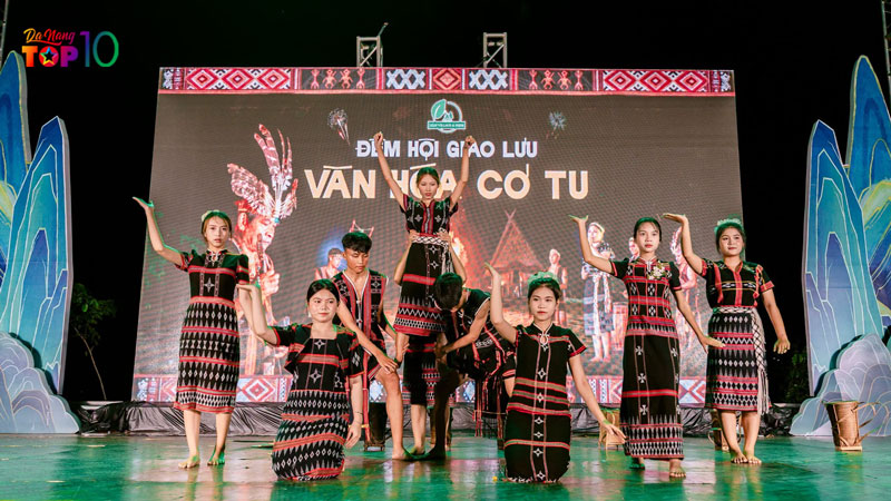 Le-hoi-cong-chieng-va-lua-trai-tao-sac-mau-cho-buoi-toi-1top10danang