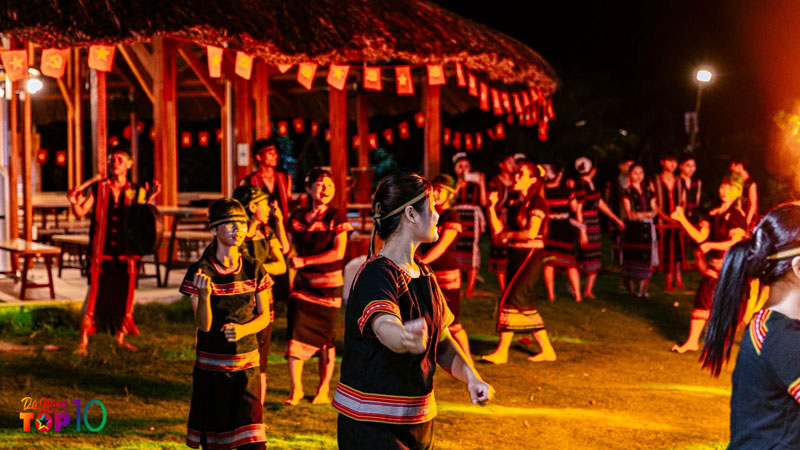 Le-hoi-cong-chieng-va-lua-trai-tao-sac-mau-cho-buoi-toi-top10danang