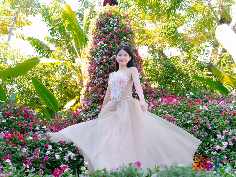 Vuon-hoa-ruc-ro-thu-gian-va-luu-giu-khung-hinh-giua-sac-xanh-top10danang