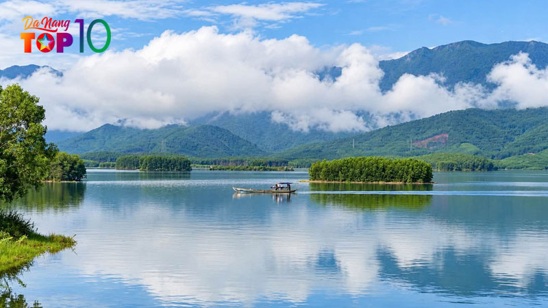 Du-ngoan-tren-mat-ho-bang-thuyen-top10danang