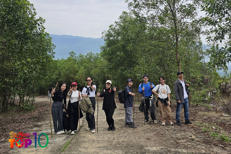 Trekking-kham-pha-thac-nuoc-giua-rung-top10danang